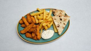 Panirani pileći štapići sa pomfritom i tartarom