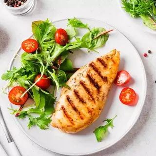 Piept de pui umplut Fritto cu cartofi prăjiți și salata de varza