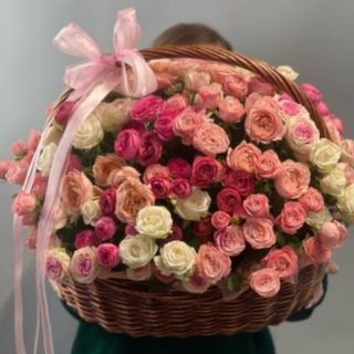 კალათი ვარდებით 