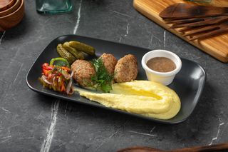 ДОМАШНИЕ КОТЛЕТЫ С КАРТОФЕЛЬНЫМ ПЮРЕ И ГРИБНЫМ СОУСОМ  