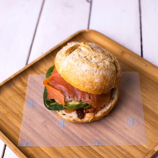 Bocadillo salmón y aguacate