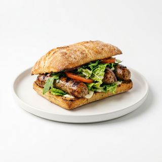 Panino con salsiccia e insalata