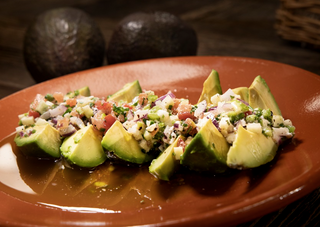 Aguacate a la brasa con pesto de cilantro