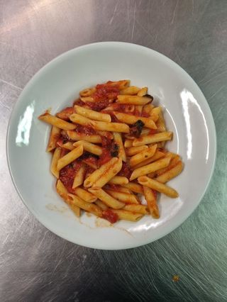 pennette al sugo con basilico