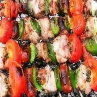 Pinchos de cordero a la brasa