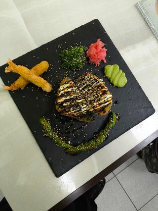 Суши бургер в темпура и сусам