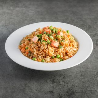Yakimeshi con salmón