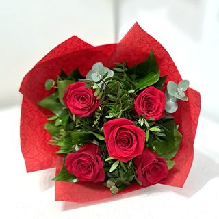 Pet crvenih ruža