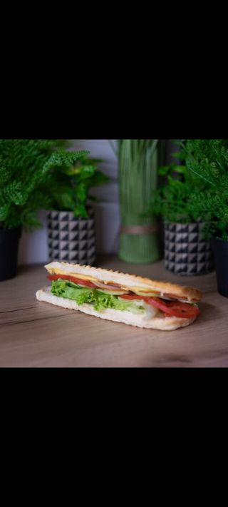 Свеж сандвич с пуешко филе и кашкавал 