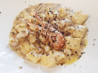 Njoki punjeni kremom od sira sa škampima i tartufima