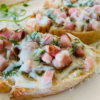 Брускета з сиром та беконом