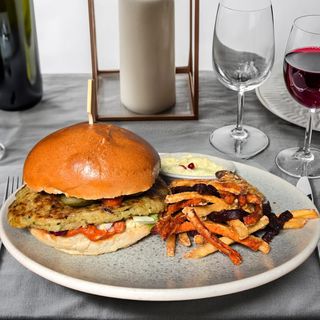 Smashed Burger cu cartofi prajiti