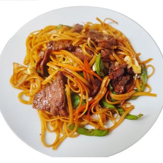 tallarines fritos con ternera