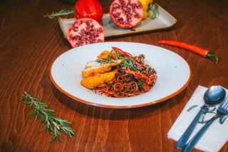 Noodles cu legume si crispy de pui