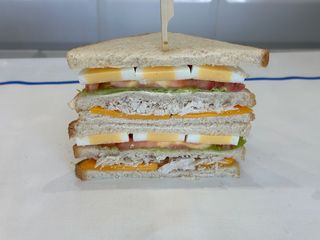 Club Sándwich De Pollo 
Huevo Duro , Lechuga , Tomate,Queso Y Pollo