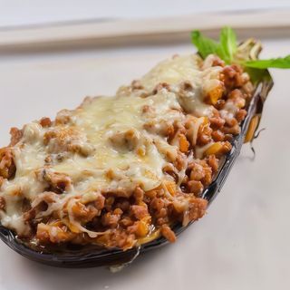 Berenjena rellena de carne con verduras y queso gratinado  unidad