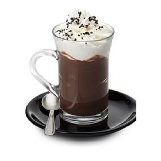 Café moka chocolate caliente con café y nata montada