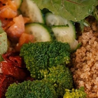 Боул з лососем та кіноа