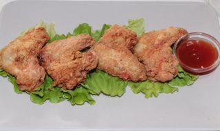 4pcs Asas de frango fritas com molho de camarão 