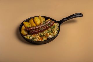 Колбаски с запеченным картофелем и тушеной капустой  с грибным соусом.