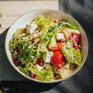 Салат зі свіжими овочами, бринзею та запашною олією (250г)