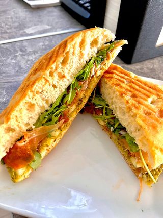 Focaccia pesto & crudo