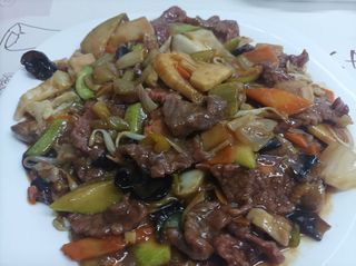 82. Телешко месо със зеленчуци (700гр)