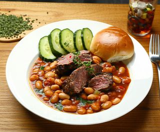 Meniu fasole cu mini-ciolan de porc (~610g) + desert chec  (60g)