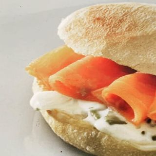 Mollete Nórdico Con Salmón Ahumado Con Salsa Tártara