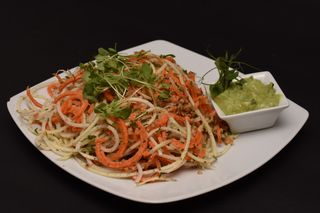 Spaghete din morcovi și gulii cu sos