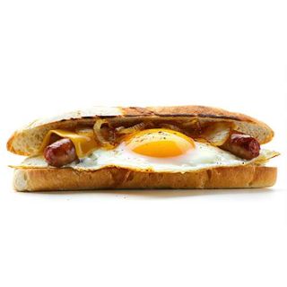 Bocadillo De Frankfurt, Queso, Huevo Y Cebolla