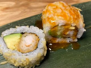 46. California roll con langostino, tempura y aguacate ( 8 pzs.)