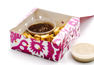 Rabo de toro desmechado con 400gr de patatas  y salsa de queso Tresviso.