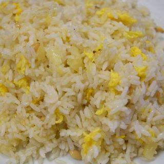 Riso con ananas e pinoli