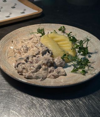 Бефстроганов из говядины с пюре (390г)