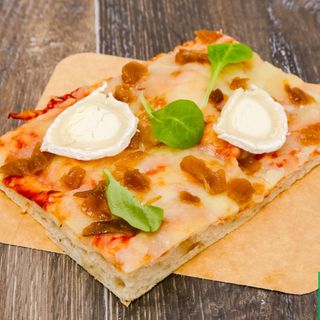 Porción de Queso De Cabra con cebolla caramelizada