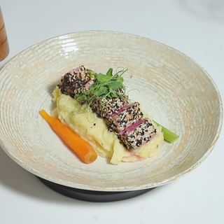 Ton roșu la grătar în crustă de susan