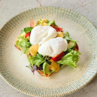 Бріош з авокадо та яйцем пашот