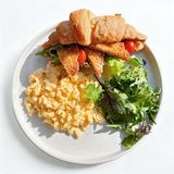 Круасан з кріспі куркою та яєчним скремблом