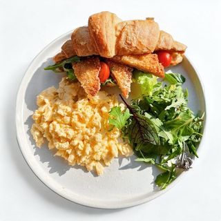 Круасан з кріспі куркою та яєчним скремблом