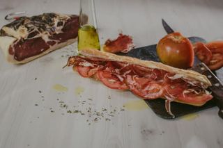 Baguette de jamón serrano con tomate