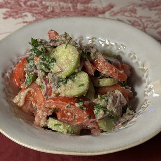 კიტრი-პომიდვრის სალათი ნიგვზით