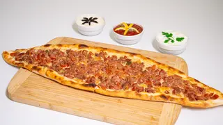 Pide cu bucati de carne si cașcaval