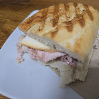 Bocadillo De Pata Asada Y Queso Blanco