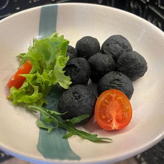 Palline di formagi nero ospite (Пікантні сирні кульки)