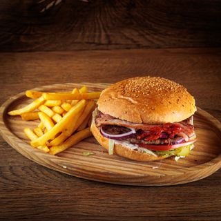 Angry Cow burger sa pomfritom