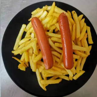 Patatas fritas con salchichas 