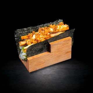 116. Temaki De Pollastre Arrebossat Amb Alvocat I Ceba Fregida (1 Ud.)