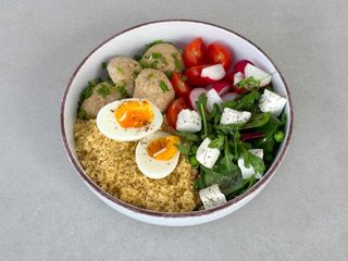 Міська тарілка з кус-кусом та курячими котлетками (540г)