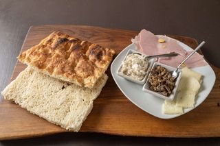 Schiacciata con mortadella al pistacchio